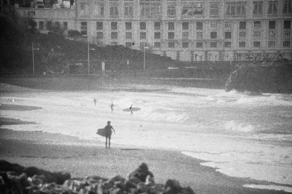surf-ocean-vintage-biarritz-paysbasque-noirblanc-argentique-35mm-30x20