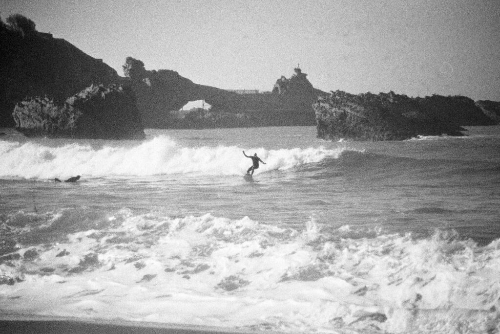 vagues-surf-ocean-vintage-biarritz-paysbasque-noirblanc-argentique-30x20